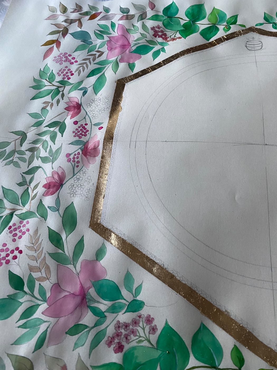 Il dettaglio permette di osservare il bordo dorato dell’esagono e la sottile trama interna, in contrasto con le grandi foglie verdi e i petali rosa.